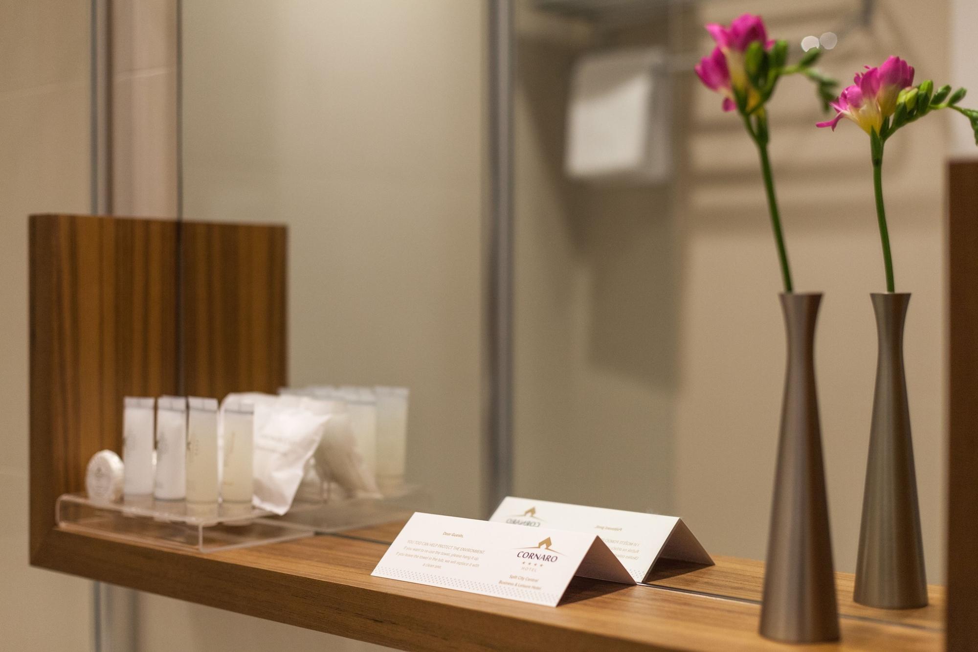 Cornaro Hotel Split Exterior foto A business card holder