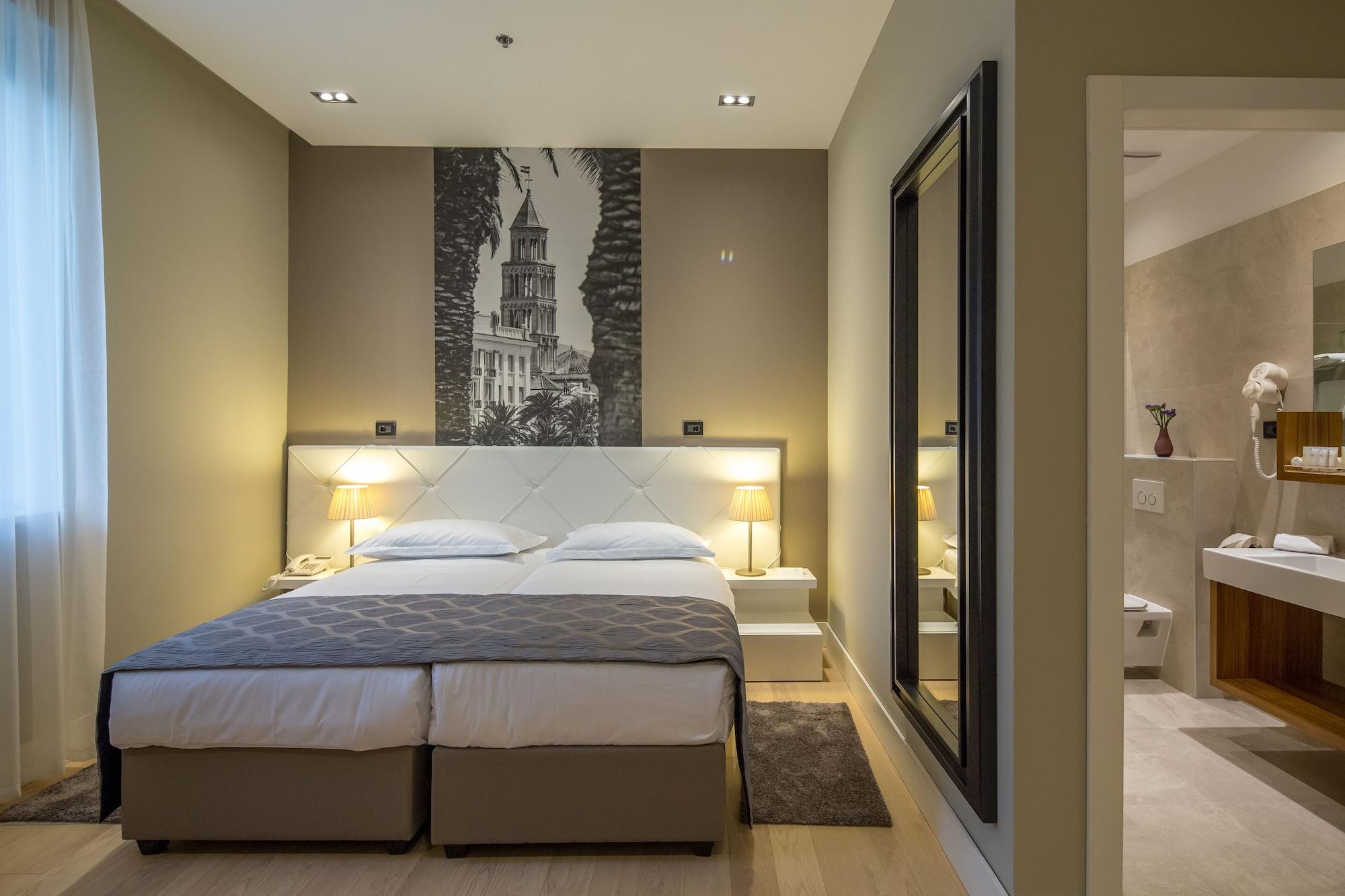 Cornaro Hotel Split Exterior foto A bedroom at the hotel