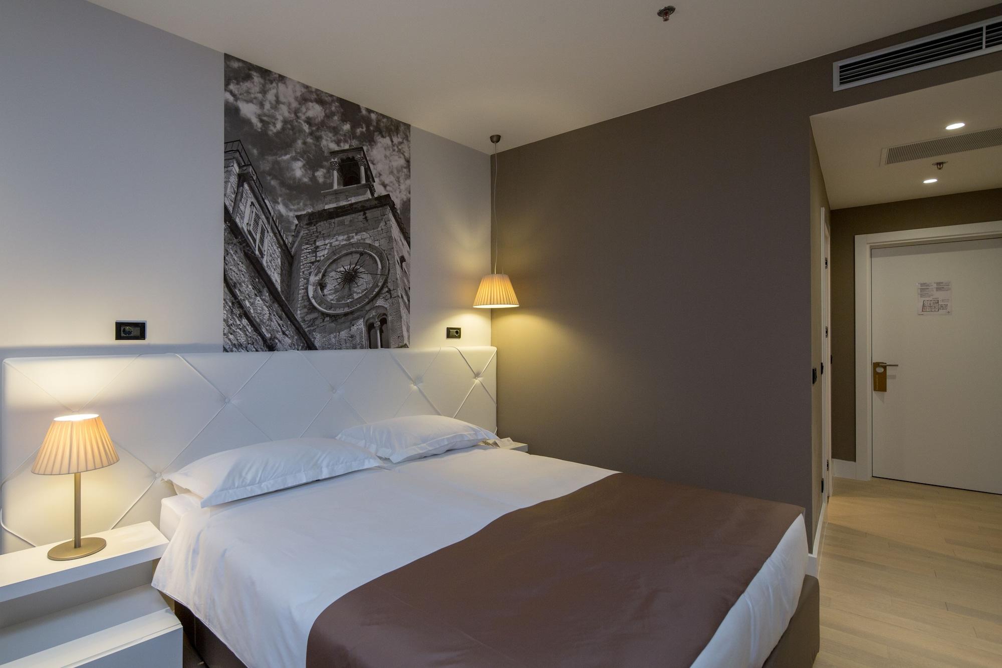 Cornaro Hotel Split Exterior foto A room at the hotel