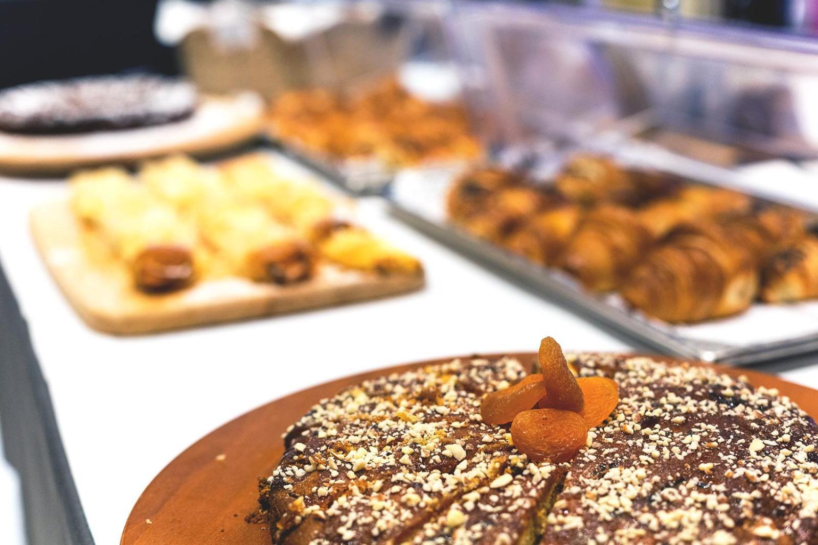 Cornaro Hotel Split Exterior foto A selection of desserts