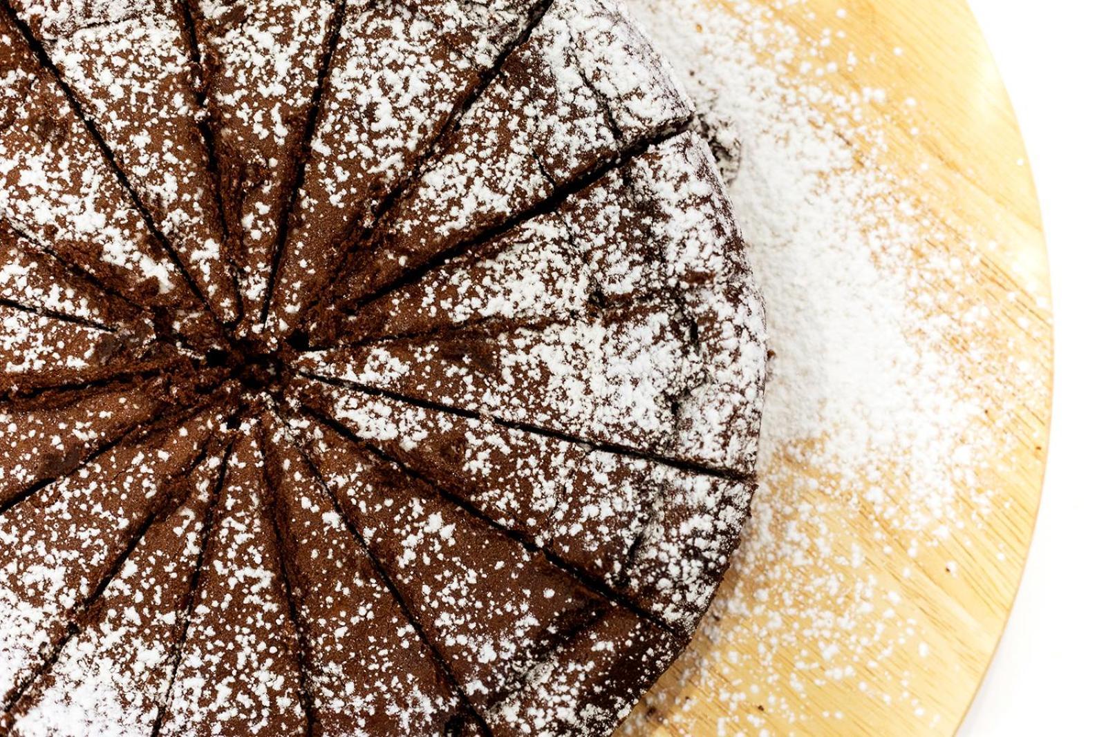 Cornaro Hotel Split Exterior foto A chocolate cake dusted with powdered sugar