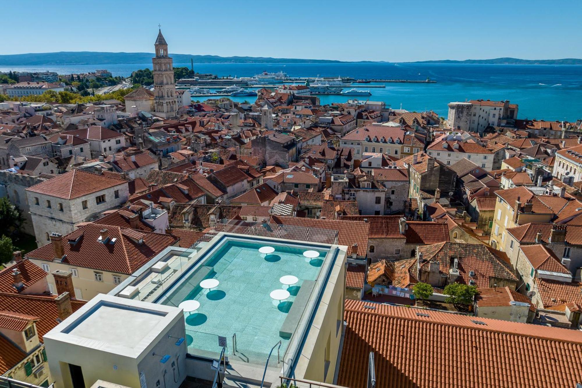 Cornaro Hotel Split Exterior foto View of the old town of Rovinj