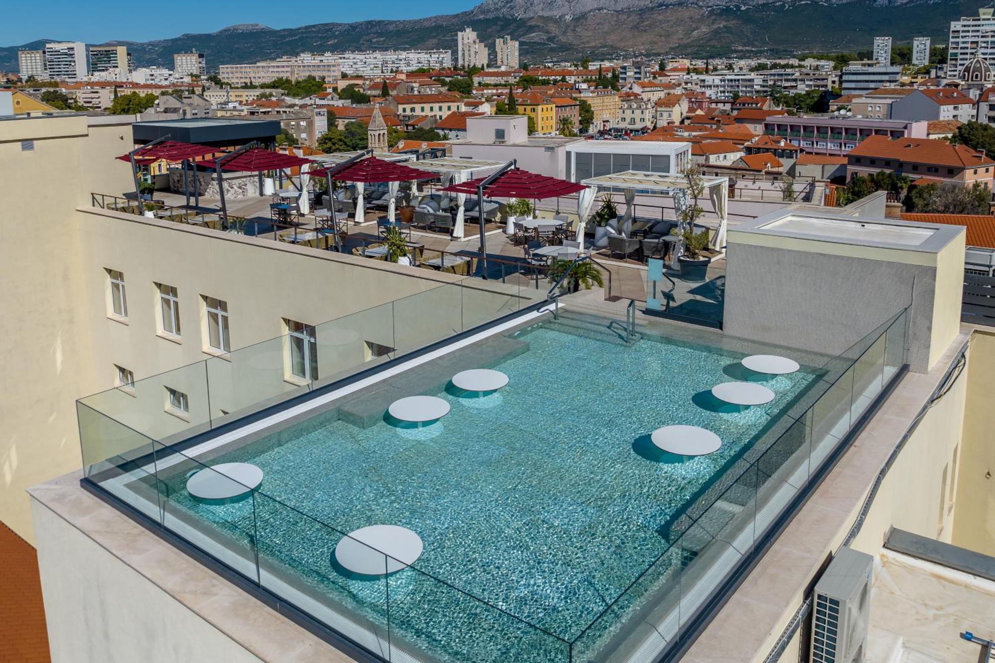 Cornaro Hotel Split Exterior foto Rooftop pool at the hotel