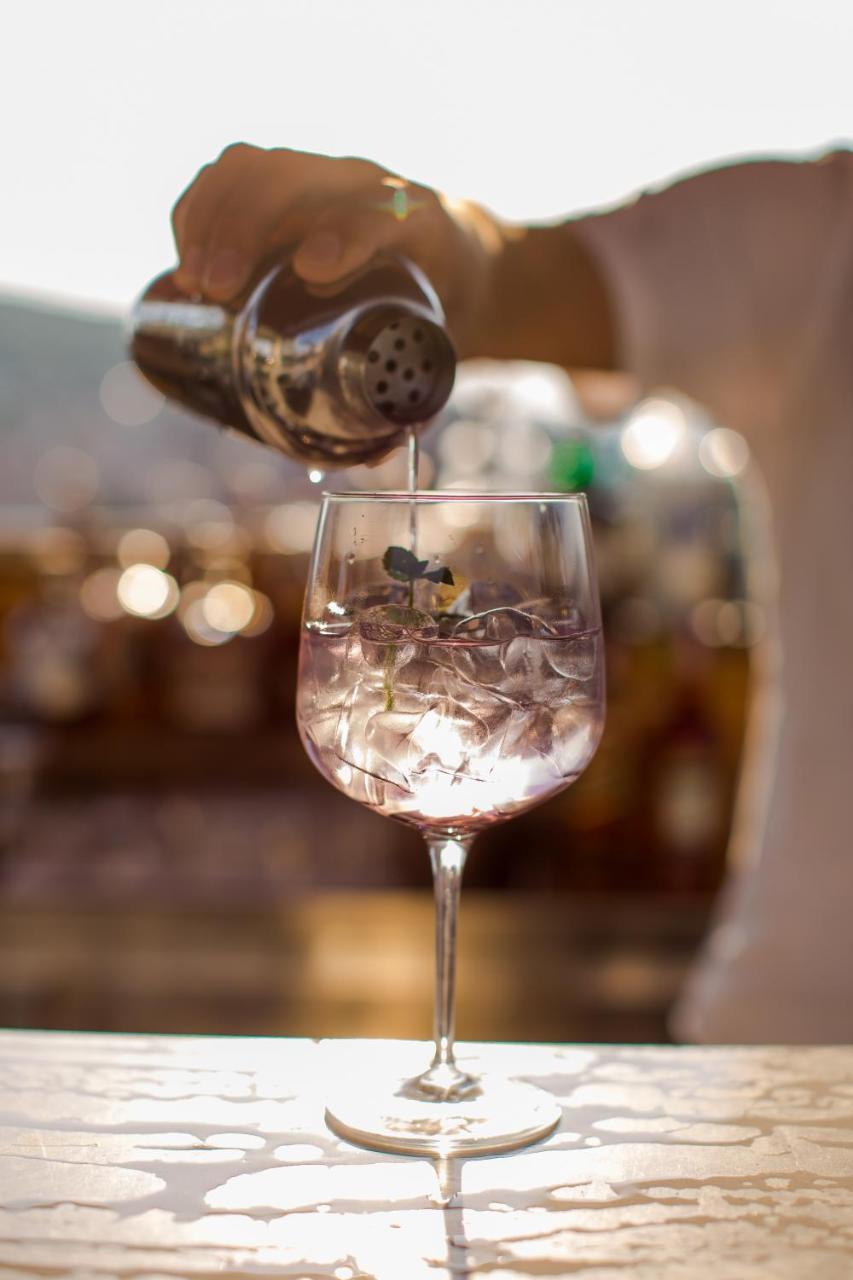 Cornaro Hotel Split Exterior foto A wine glass being filled with soda water