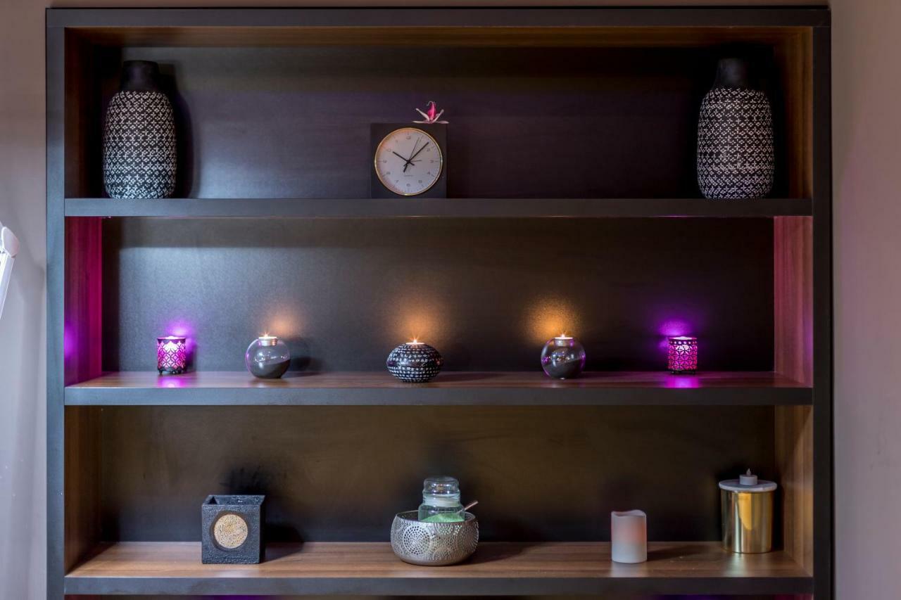 Cornaro Hotel Split Exterior foto A shelf with a variety of candles