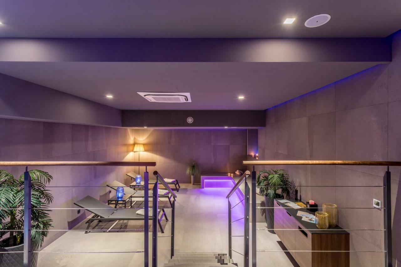 Cornaro Hotel Split Exterior foto The interior of a modern massage parlour in Hong Kong